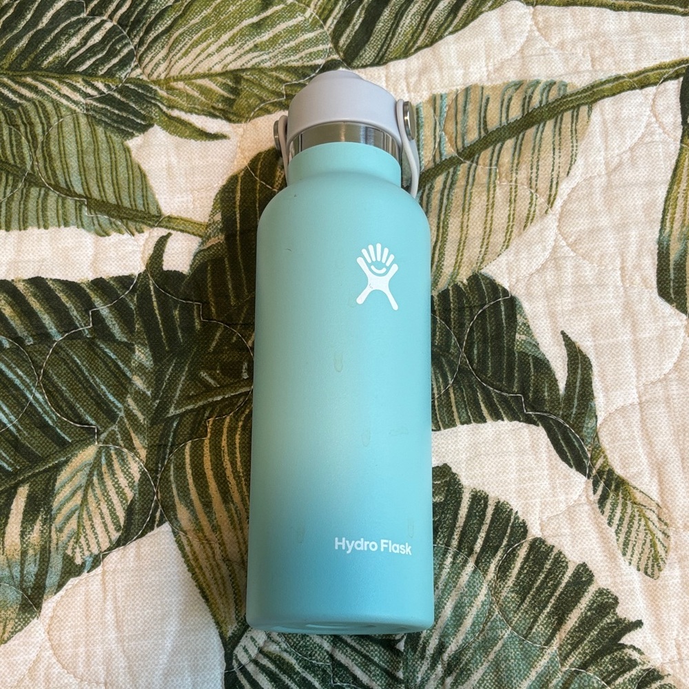 Hydro Flask Aqua Blue 18 oz Bottle (cap not included)